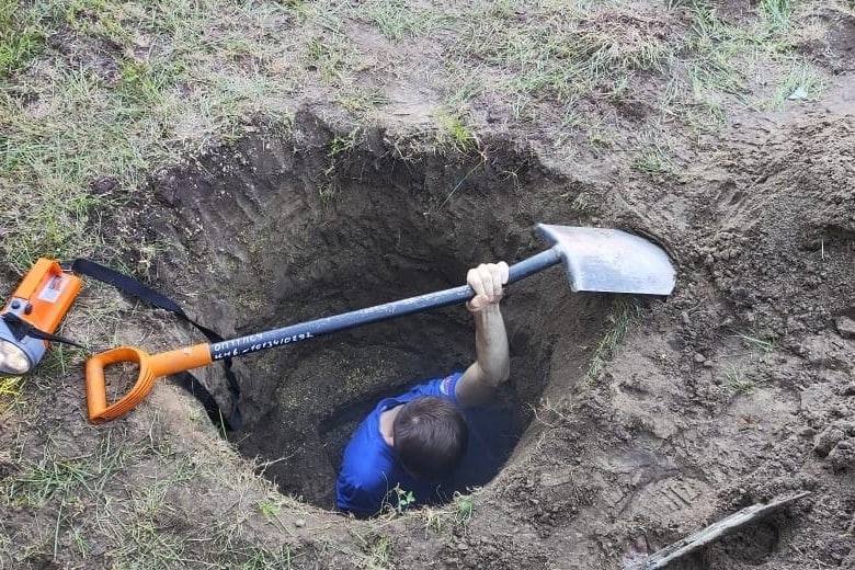 В Минусинске спасатели помогли вызволить щенка из трубы.