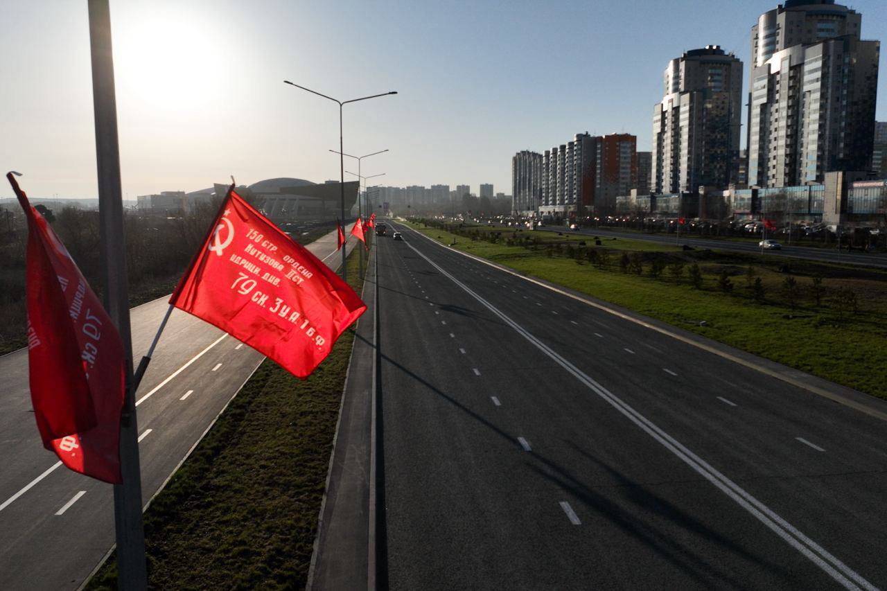 Свыше пяти тысяч Знамен Победы украсили главные магистрали столицы ...