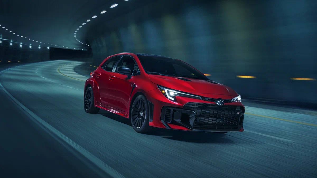 Toyota усовершенствовала хот-хэтч GR Corolla...