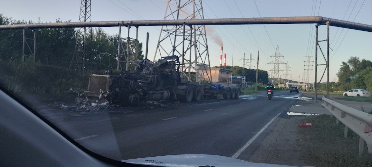 На улице Щетинкина сгорел тягач. После пожара от кабины...