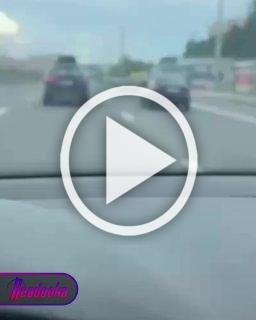 В Петербурге засняли, как по оживленному проспекту неизвестный водитель дает по газам, двигаясь задом наперед