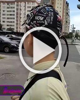 В Петербурге засняли, как по оживленному проспекту неизвестный водитель дает по газам, двигаясь задом наперед