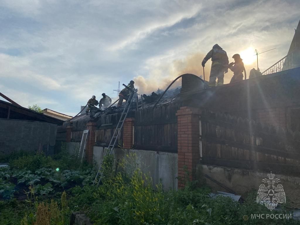 Причиной пожара стало замыкание электропроводки.