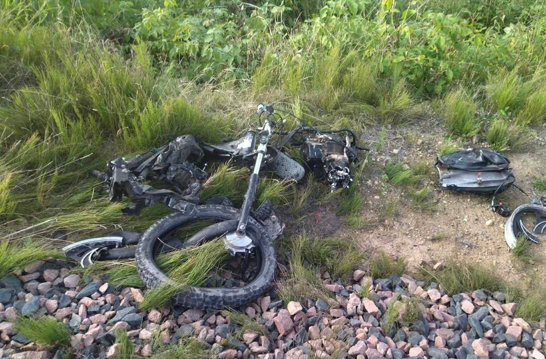 Беспечный мотоциклист попытался проскочить перед поездом,...