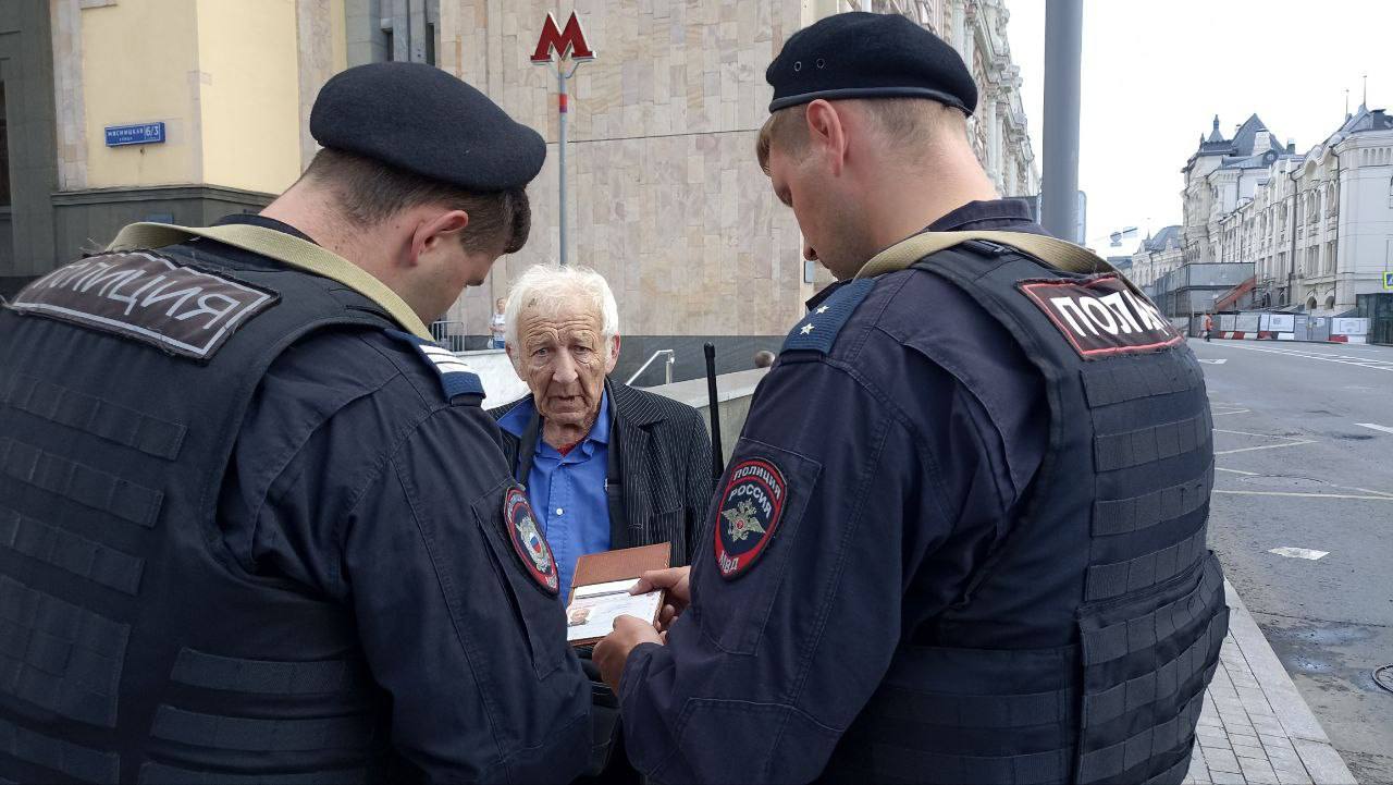 В Москве пассажиры автобуса сдали полиции пенсионера, потому что услышали фразу о ЧВК Вагнер.