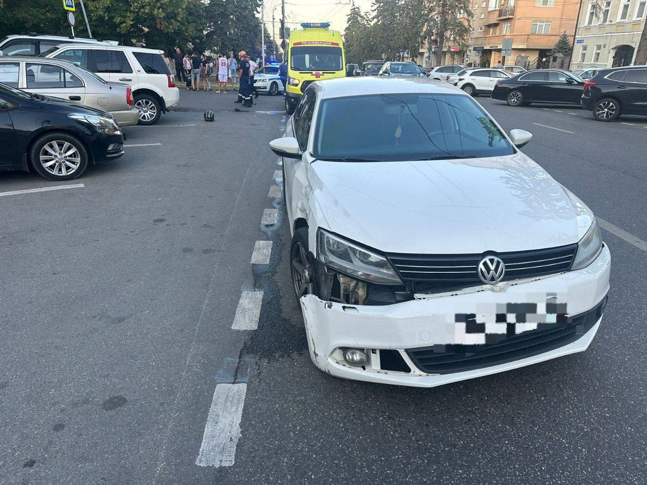 В Ставрополе автоледи, выезжая с парковки, не пропустила мотоциклиста — последние секунды жизни байкера попали на видео