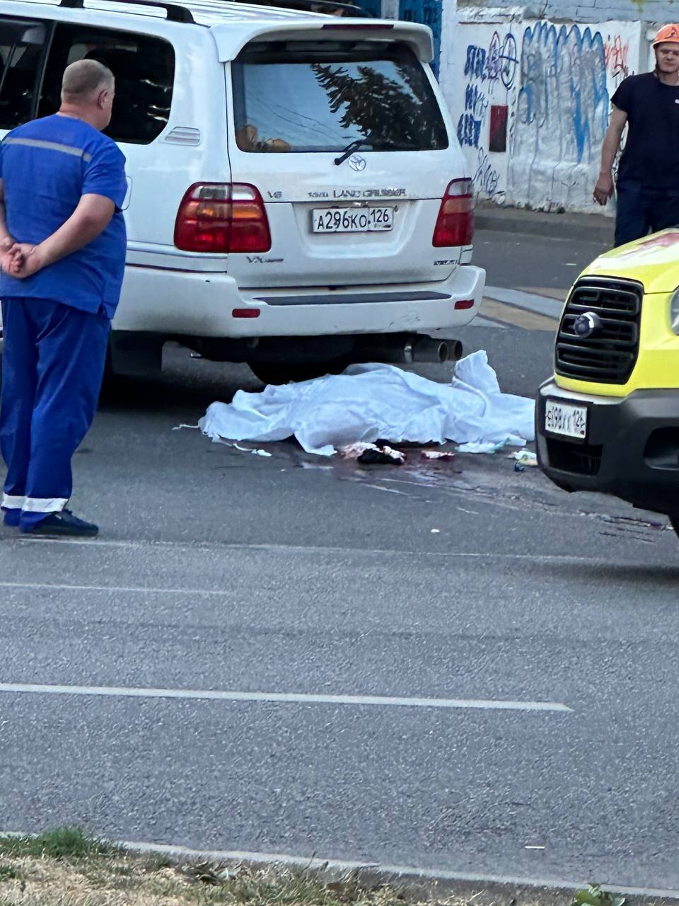 В Ставрополе автоледи, выезжая с парковки, не пропустила мотоциклиста — последние секунды жизни байкера попали на видео