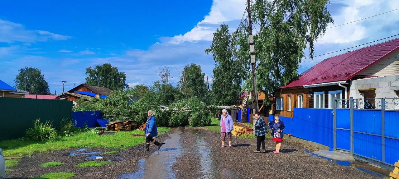 Смерч пронесся по поселку в Красноярском крае. Он сорвал крыши с домов и повалил деревья. 