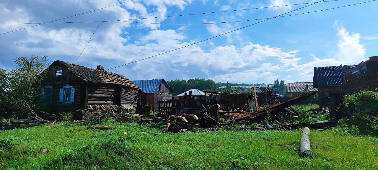 Смерч пронесся по поселку в Красноярском крае. Он сорвал крыши с домов и повалил деревья. 