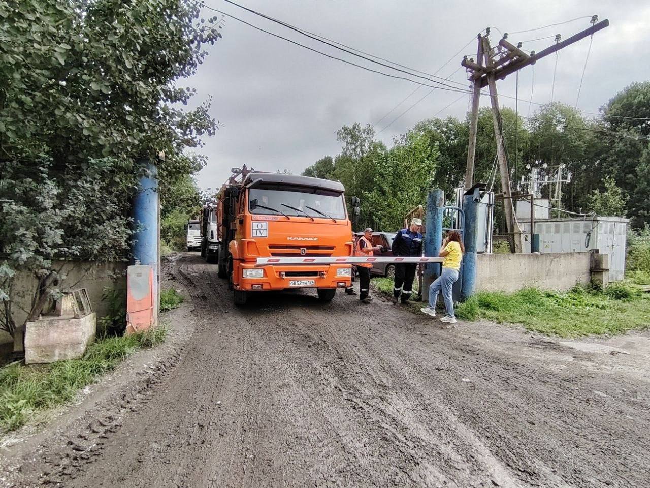 Затор из мусоровозов на Ачинском полигоне.