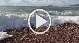 Полюбуйтесь на мини-ледовое цунами на Белё! 