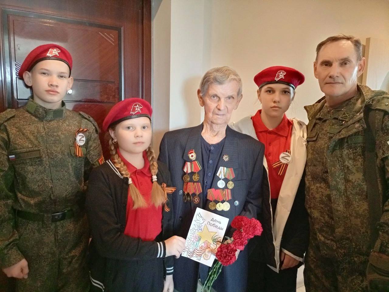 Курсанты юнармейского отряда вместе с наставниками...