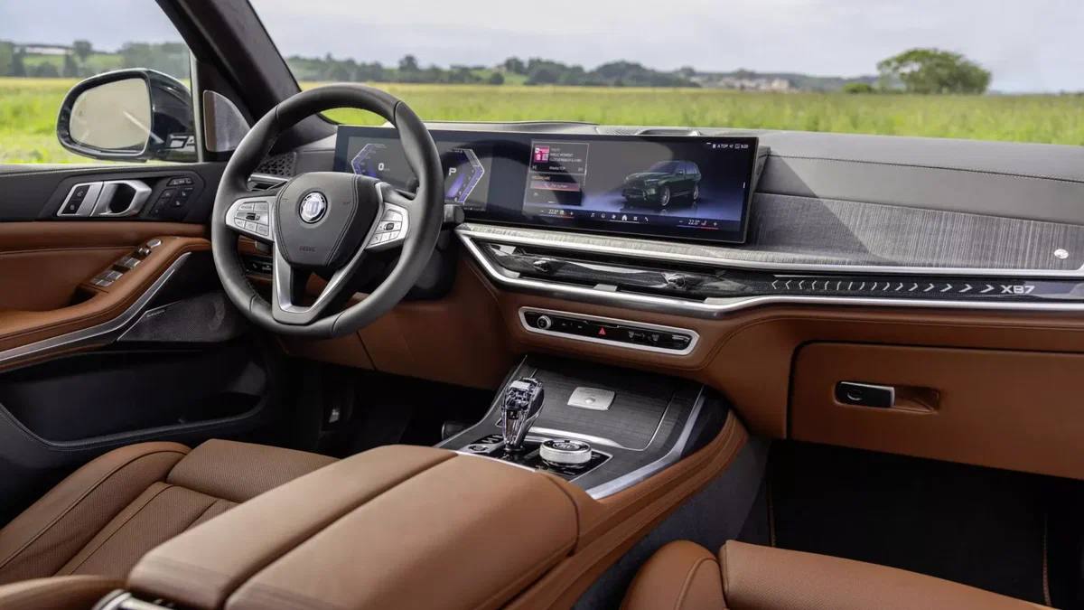 Суперкроссовер Alpina XB7 получил салон ручной работы...