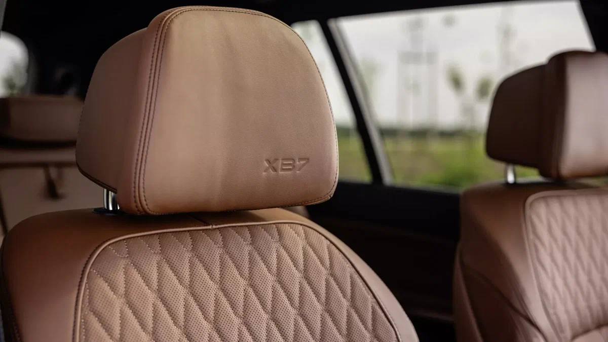 Суперкроссовер Alpina XB7 получил салон ручной работы...