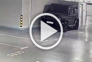 В сети распространяется видео, на котором в Москве пьяная дама на мерседесе влетела в припаркованный гелик.