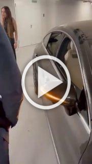 В сети распространяется видео, на котором в Москве пьяная дама на мерседесе влетела в припаркованный гелик.