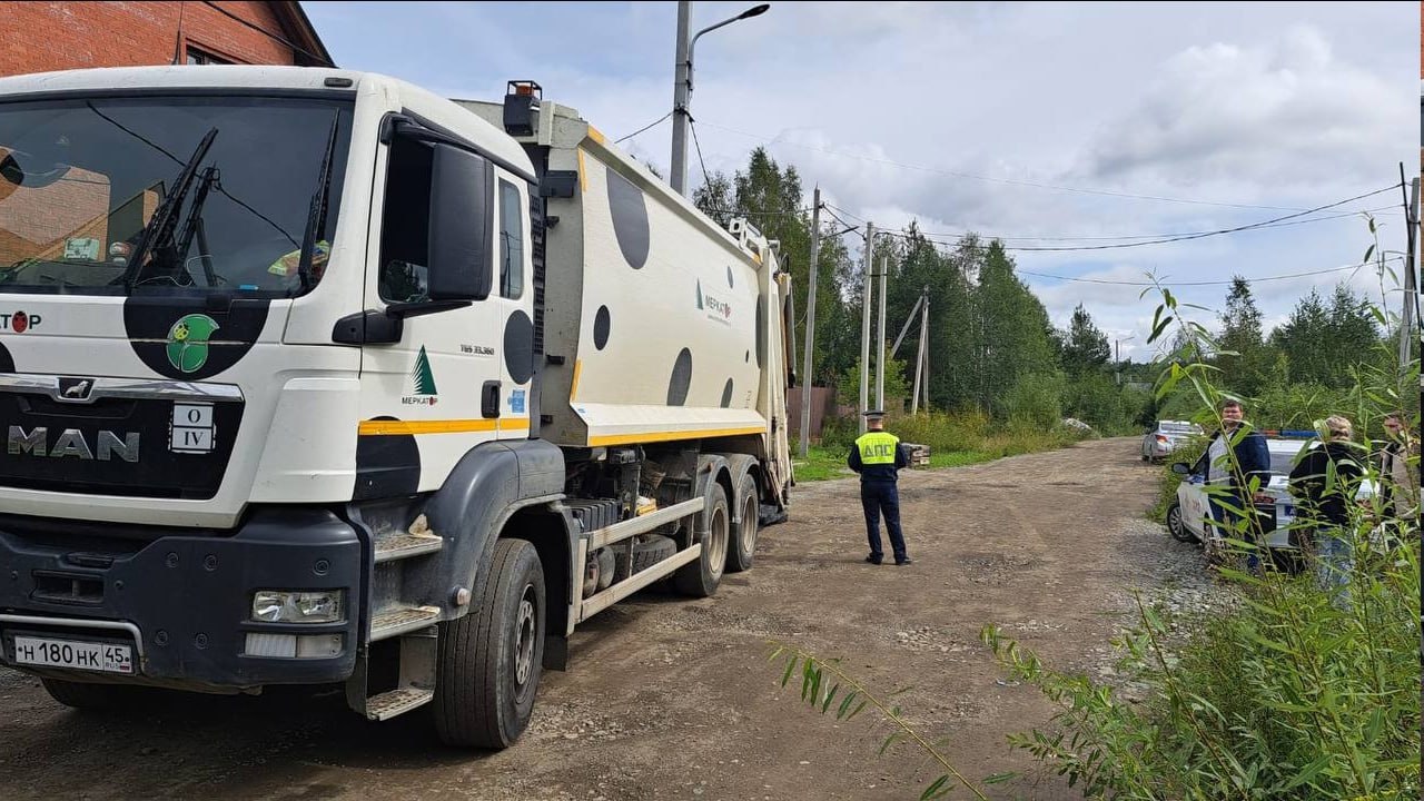 В поселке Медный водитель мусоровоза насмерть придавил 32-летнего коллегу