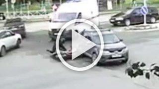 В Новосибирске автомобилист не пропустил мотоциклиста и устроил ДТП