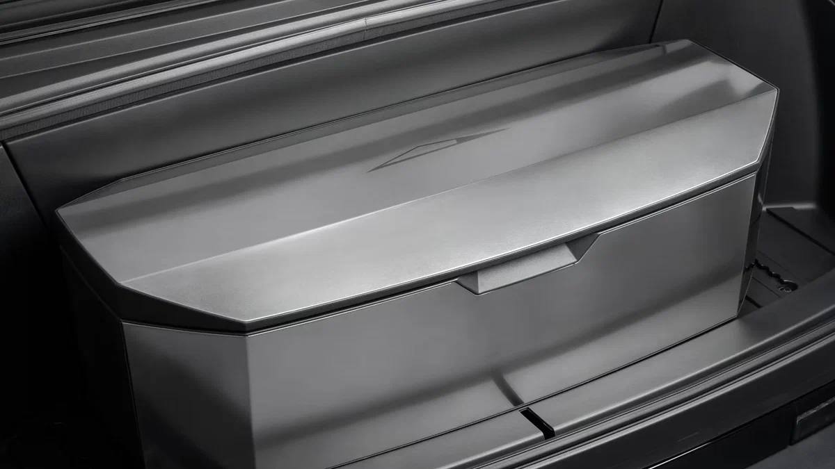 Tesla выпустила термобокс, похожий на бачок унитаза...