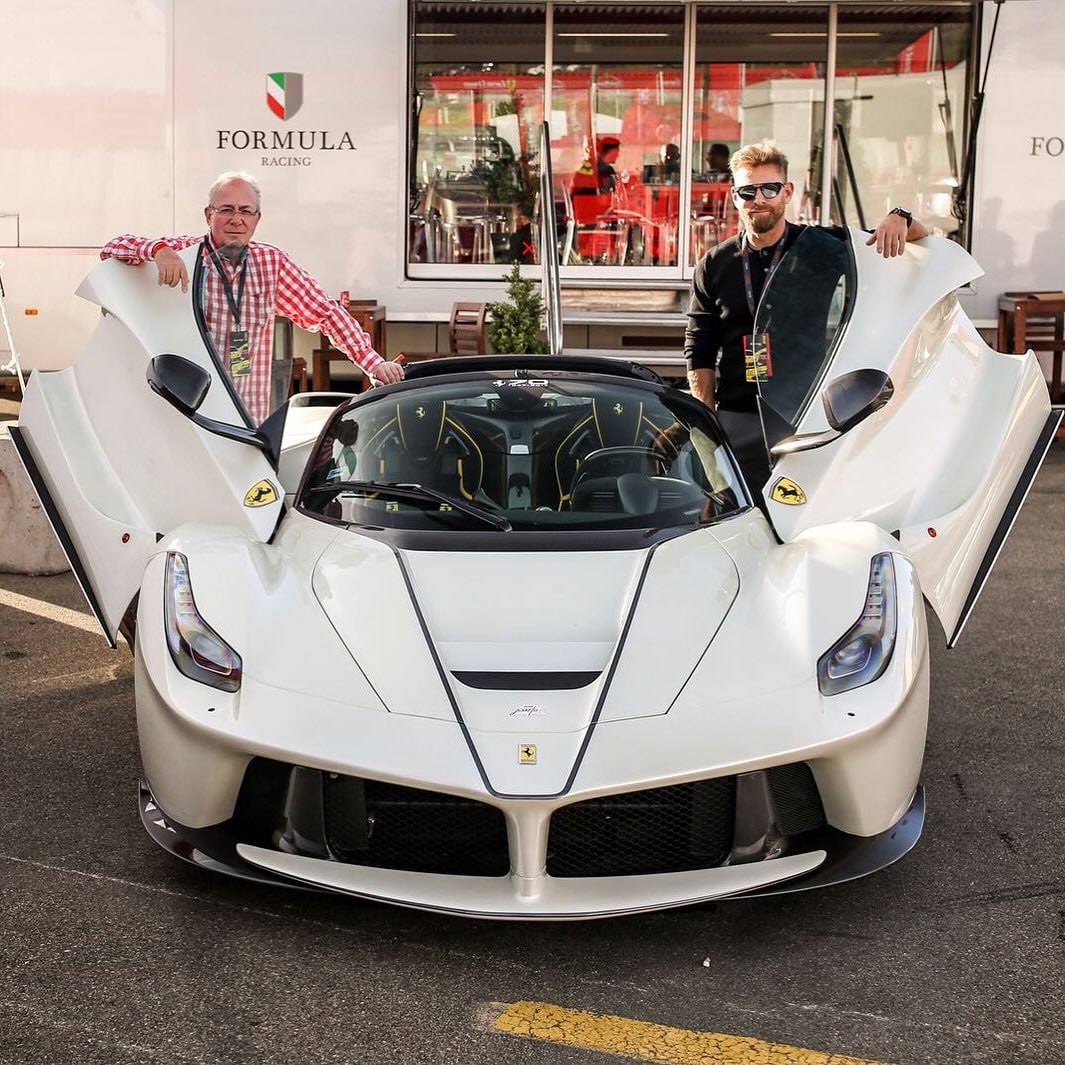 В Питере задержан пилот гоночной команды Ferrari — израильский блогер Джошуа Карту. США и Канада обвиняют его в мошенничестве на 233 миллиона долларов и требуют экстрадиции