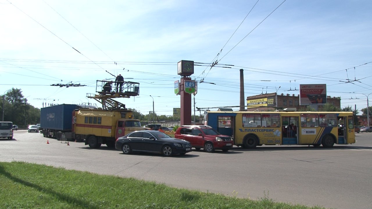 Стажёр на троллейбусе оторвал провода на кольце Трудовой...
