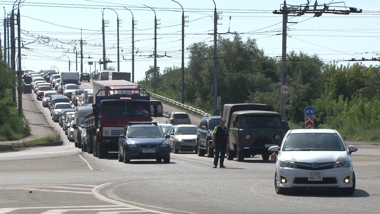 Стажёр на троллейбусе оторвал провода на кольце Трудовой...