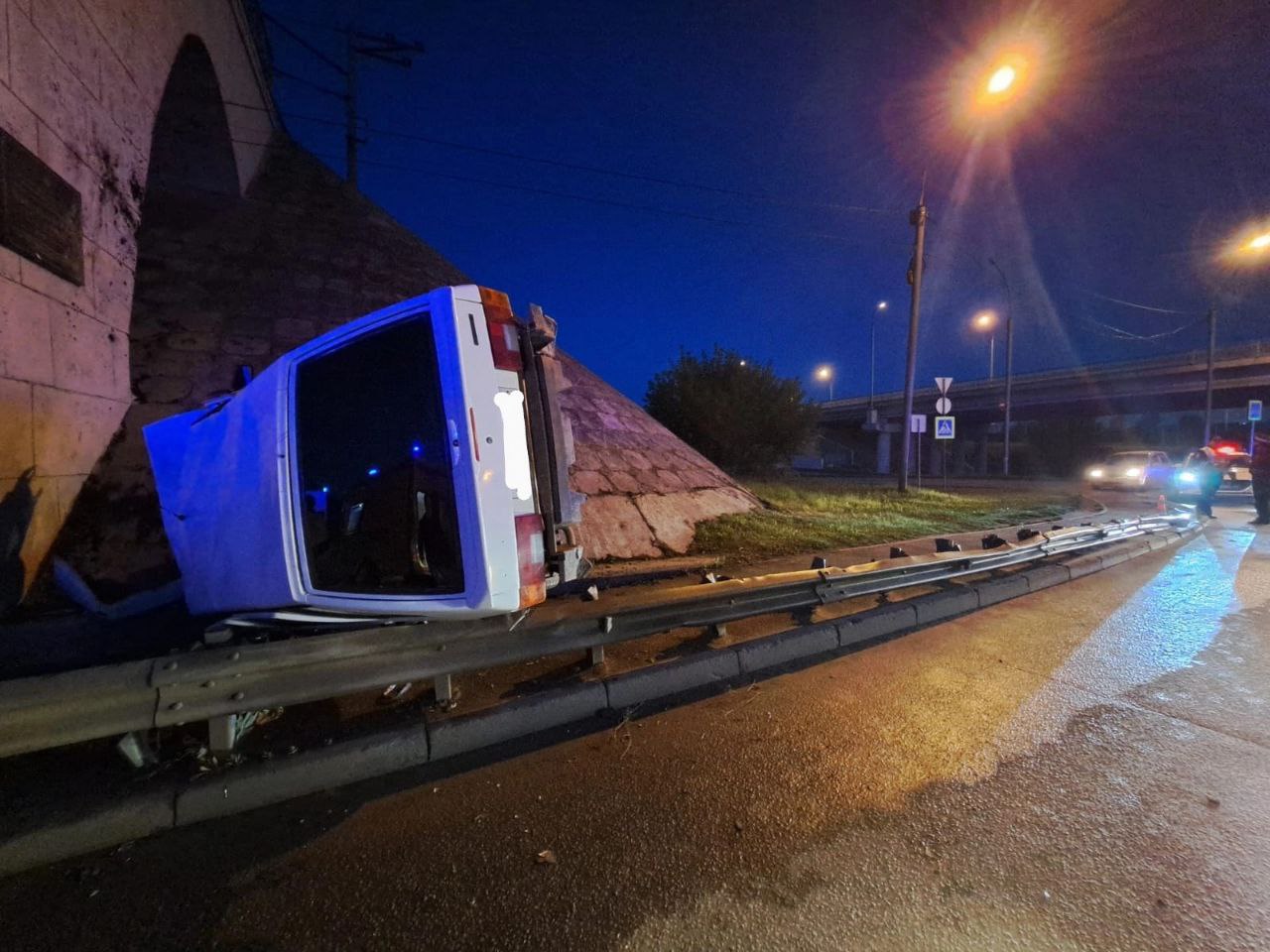 Водитель Лады влетел в бетонную опору на Бердском шоссе