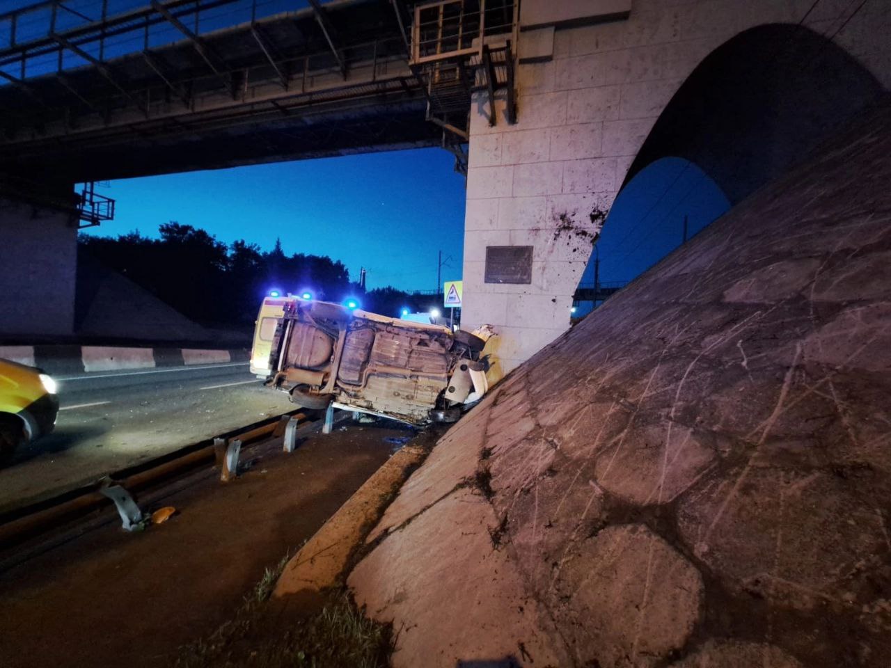 Водитель Лады влетел в бетонную опору на Бердском шоссе