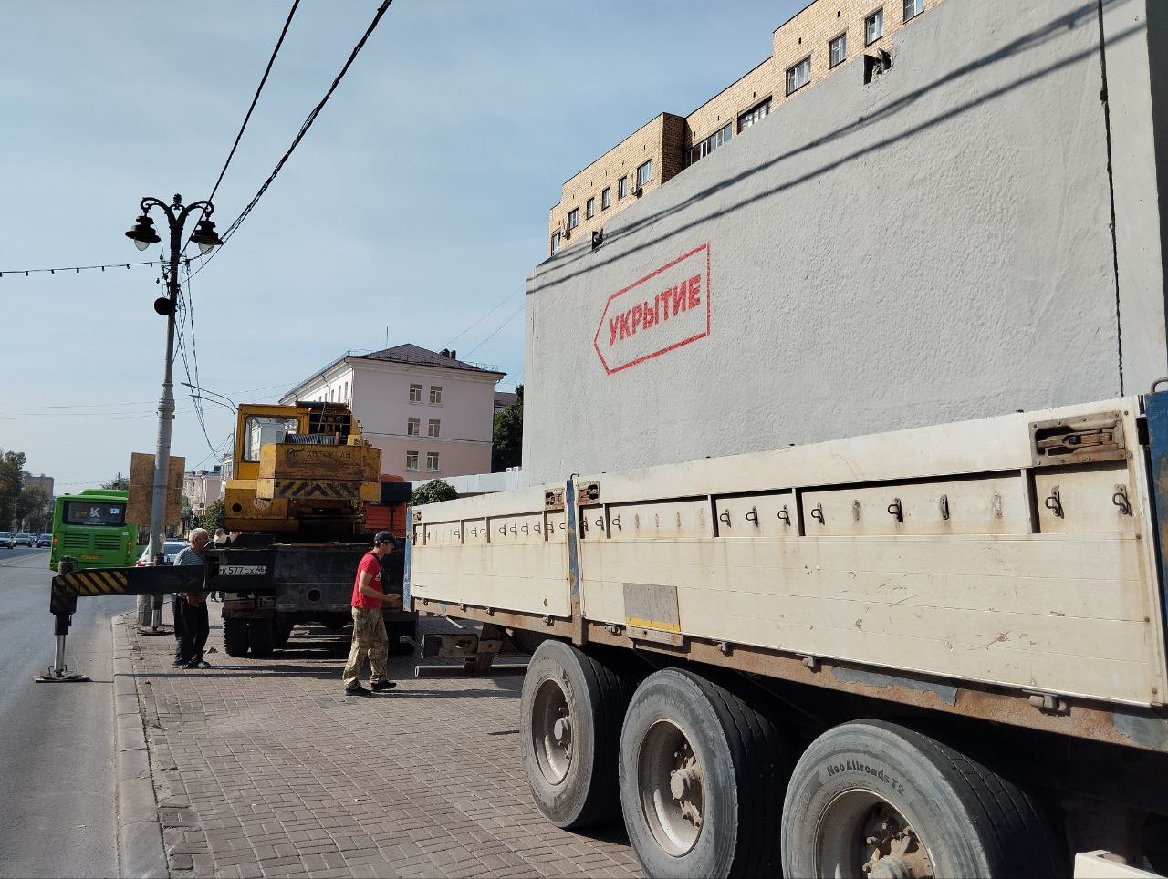 В Курске и Железногорске начали устанавливать железобетонные укрытия, сообщил врио главы региона Алексей Смирнов.