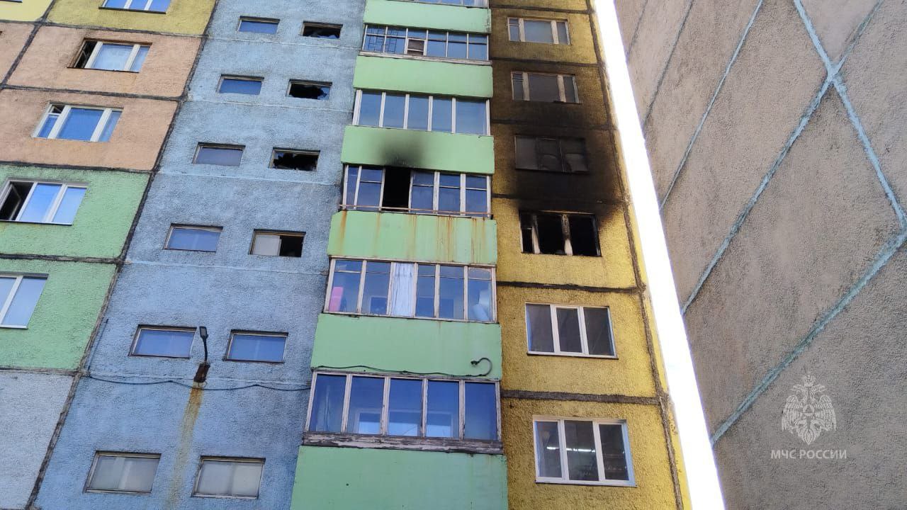 В Норильске огнеборцы потушили горящую квартиру