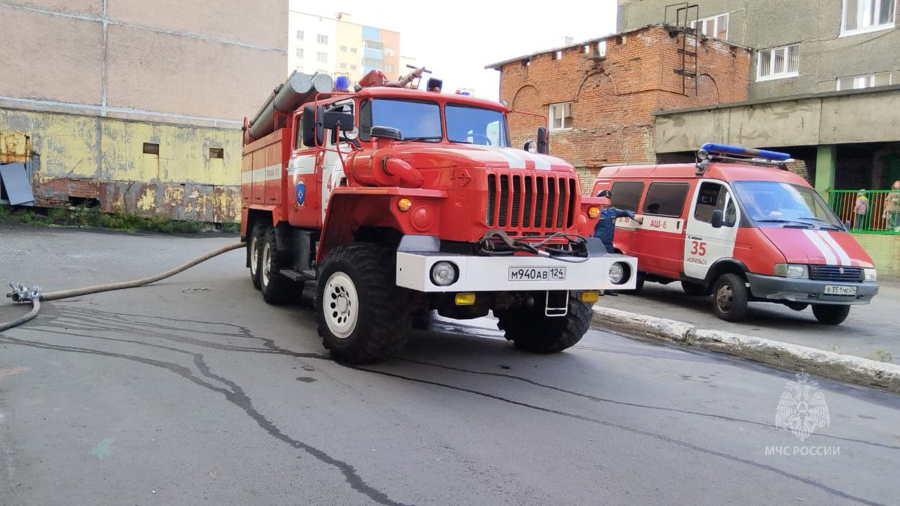 В Норильске огнеборцы потушили горящую квартиру