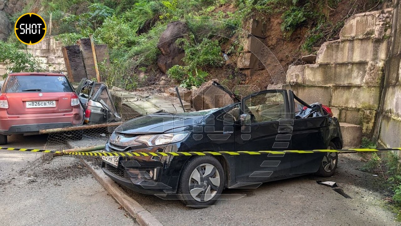Подпорная стена раздавила автомобили, стоящие на парковке...