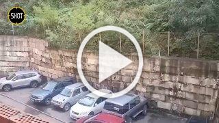 Подпорная стена раздавила автомобили, стоящие на парковке...