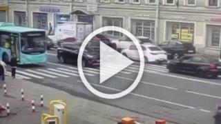 Таксист сбил девушку на пешеходном переходе в Санкт-Петербурге и увез ее с места ДТП.