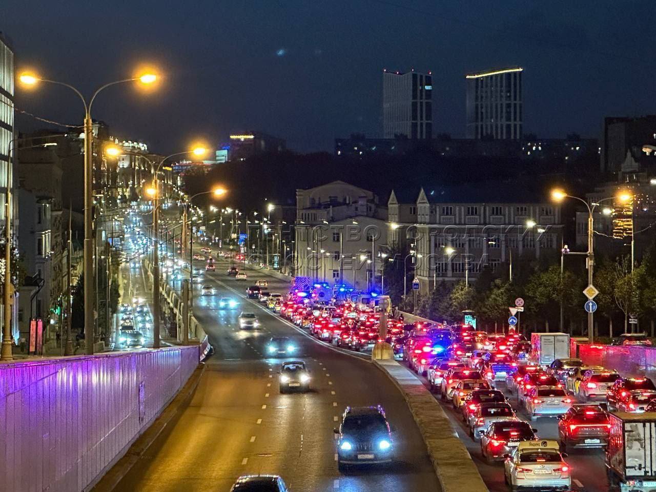 На Садовом кольце опрокинулась легковушка. Пострадали...