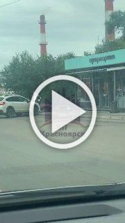 Красноярец на самокате везет ребенка на спине