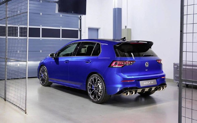 Volkswagen Golf R продают в России за 4,8 млн рублей.