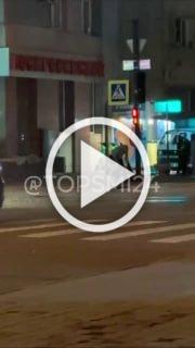 Двое мужчин что-то не поделили и сцепились в схватке в...