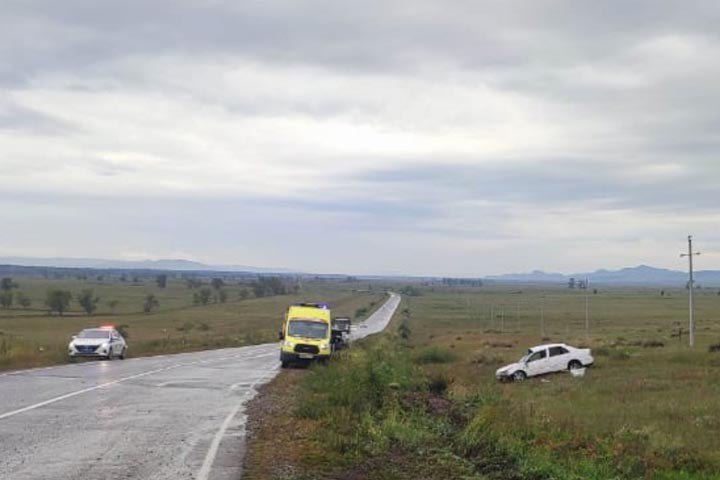В слетевшей с дороги Абакан - Ак-Довурак иномарке пострадали три человека
