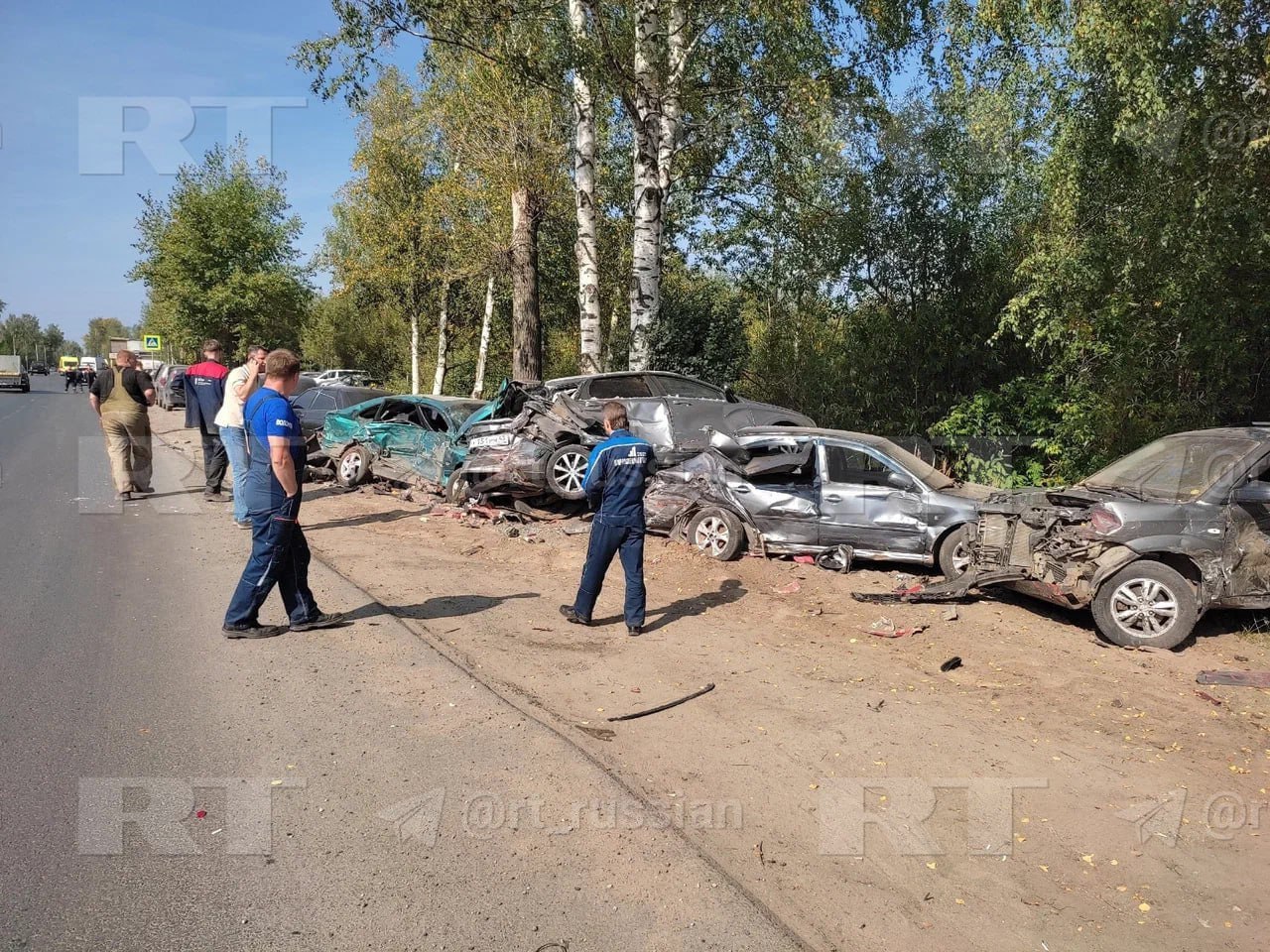 Автобус протаранил десять припаркованных авто в Кирове. 