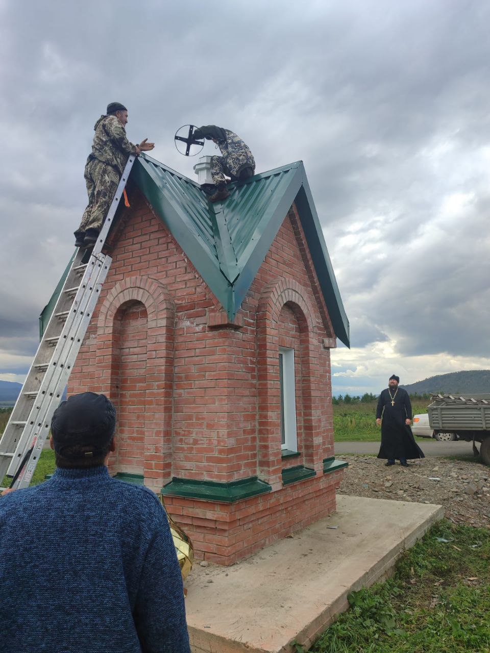 На часовне на кладбище в Таштыпе установили купол с...