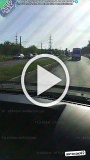 В Новокузнецке легковушка на скорости врезалась в бордюр.