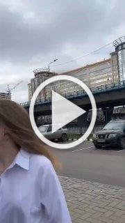 В Омске преподаватель прочитала лекцию на улице из-за того, что на парковку университета разрешили заезжать только «эффективным» сотрудникам. В самом вузе заявили, что пускают на стоянку по квотам.