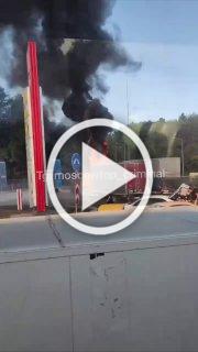 На МКАДе, прямо на заправке загорелся грузовик 