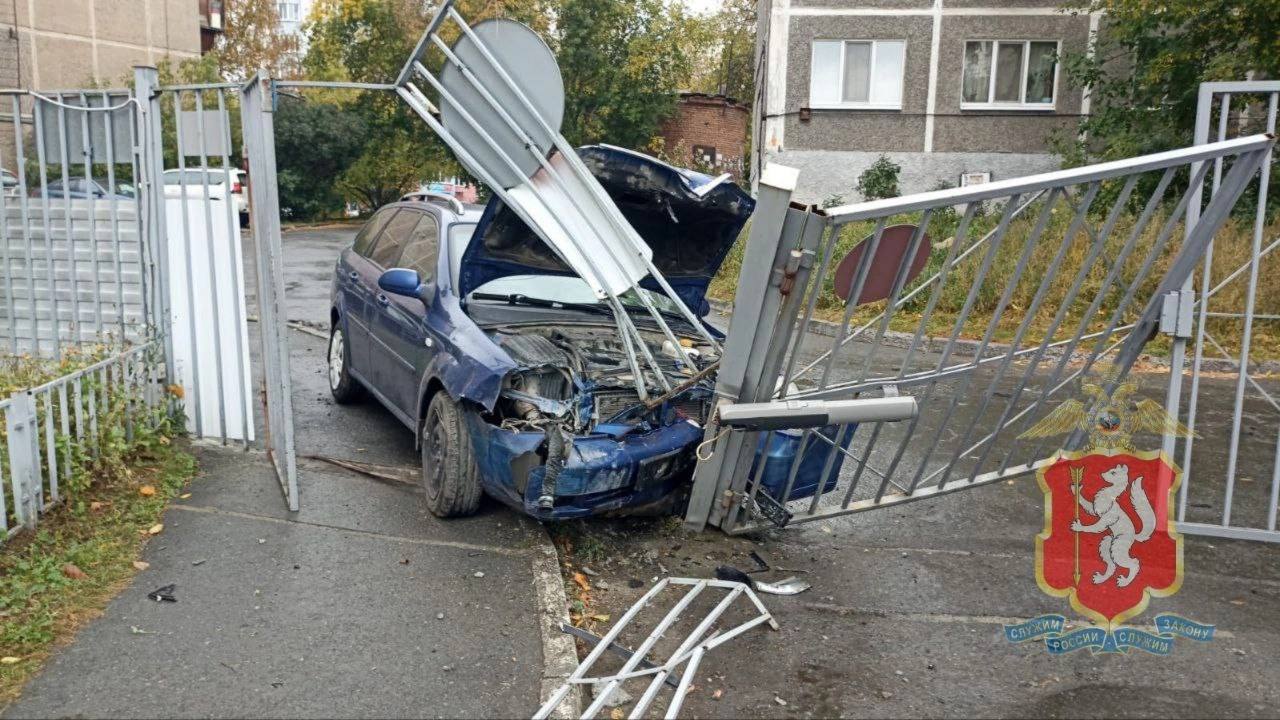 В Екатеринбурге пьяный водитель снёс в ворота у жилого...