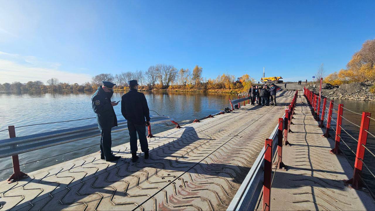 Грузовик пока остаётся в реке, на эксплуатацию моста он...