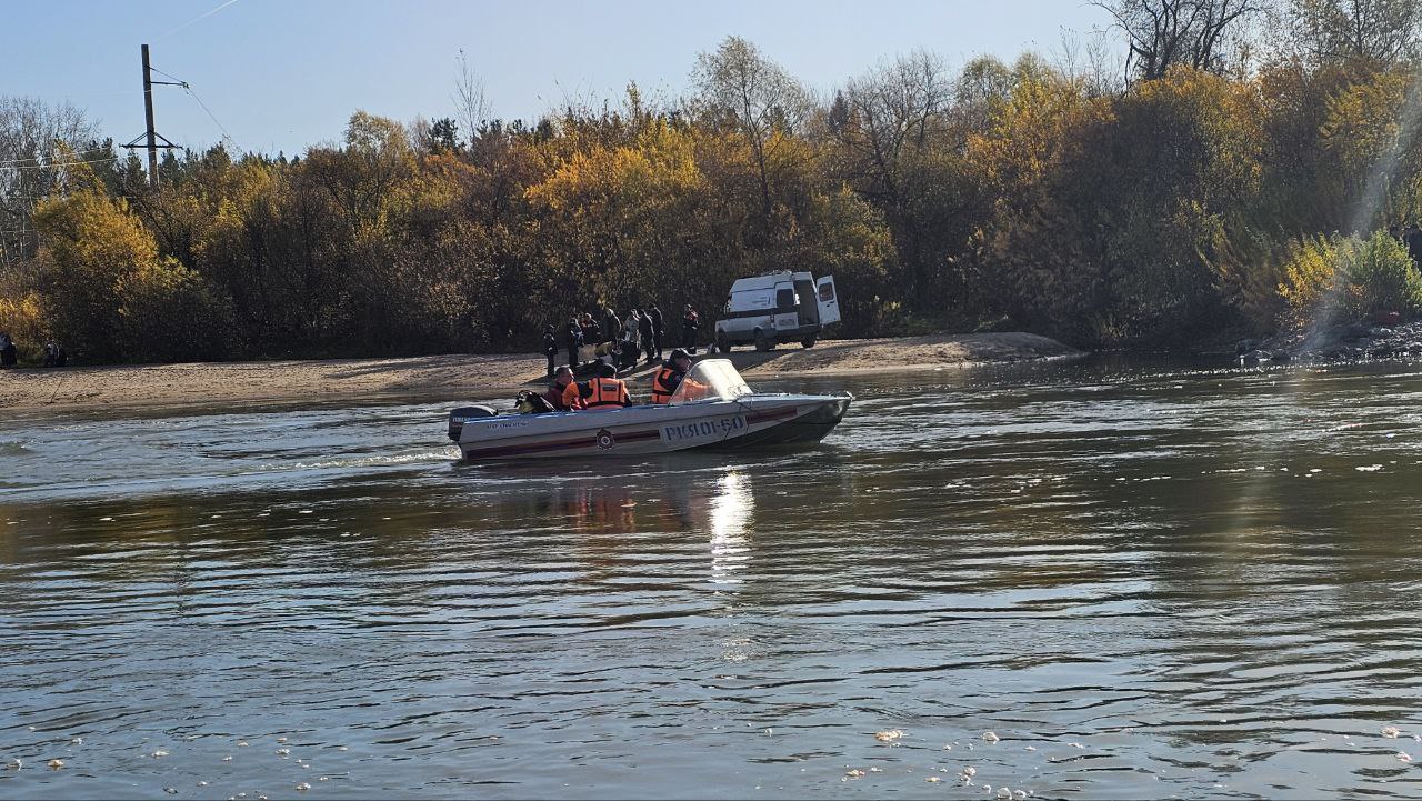 Тела водителя и пассажира извлекли из затонувшего...