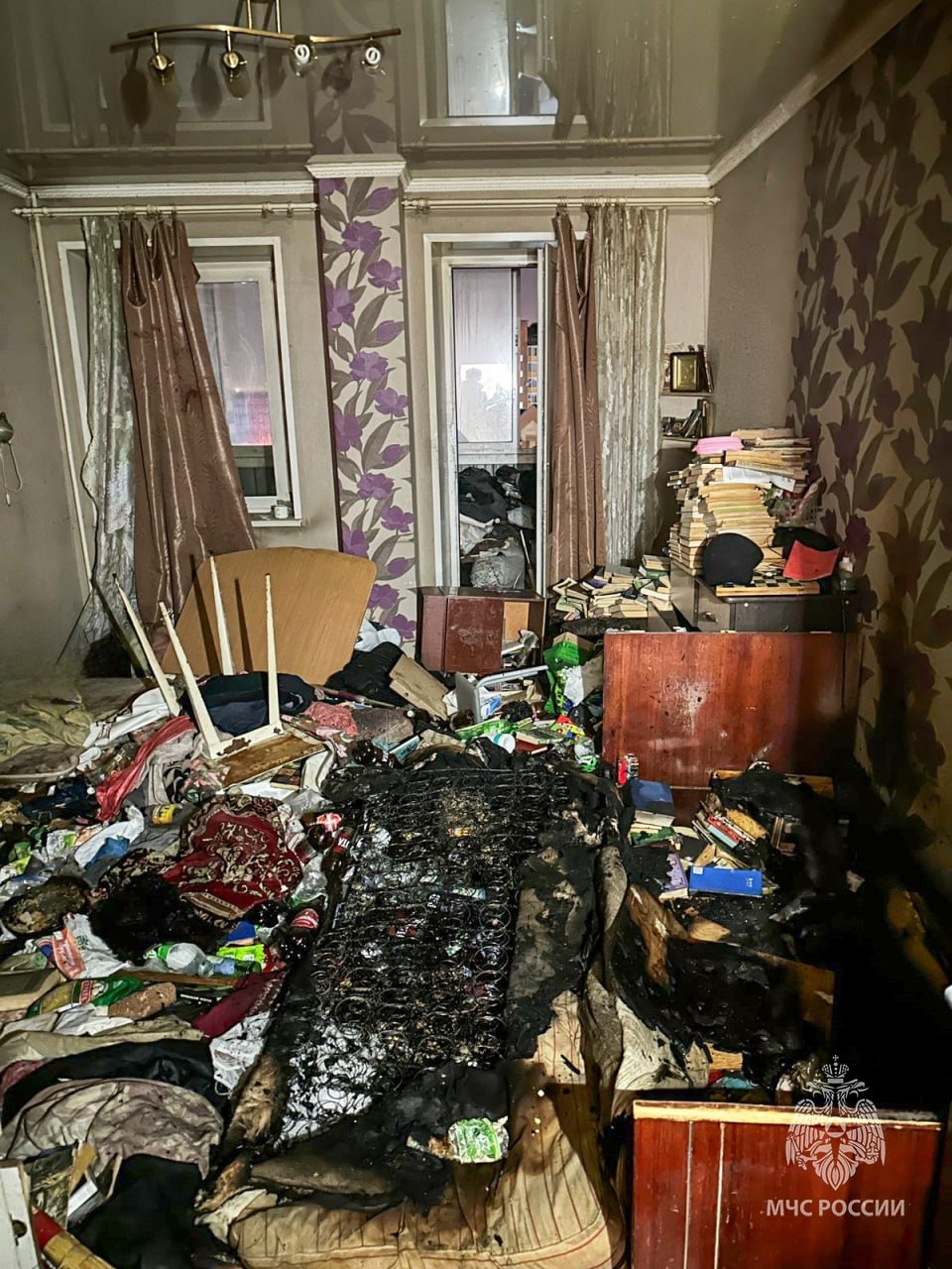 В Абакане пожарные МЧС России потушили квартиру и спасли двух человек.