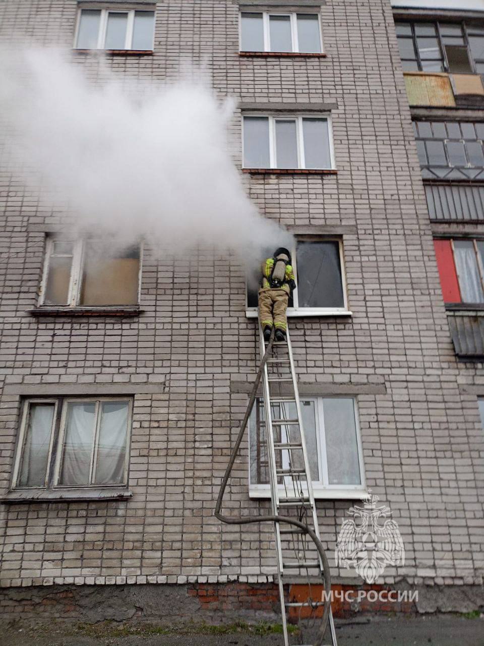 Пять человек вытащили из горящей квартиры в Качканаре