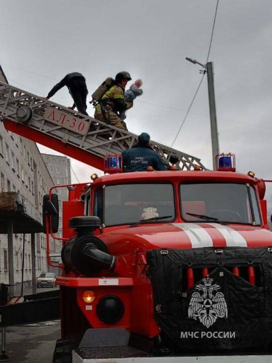 Пять человек вытащили из горящей квартиры в Качканаре